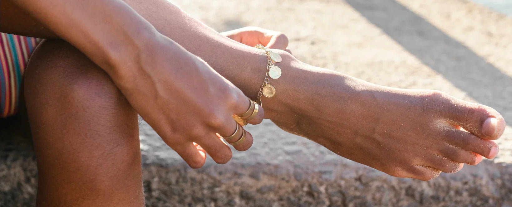 On which leg is the bracelet worn?