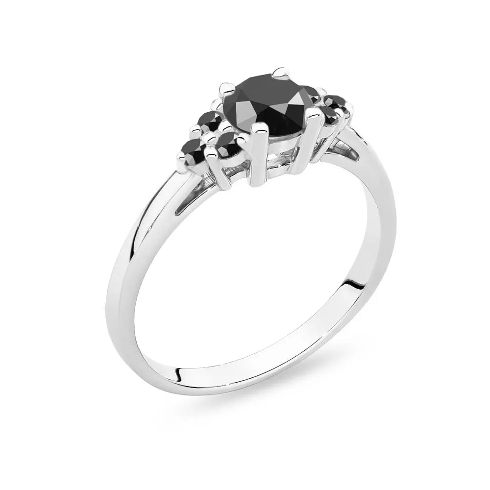Prsteň z bieleho zlata 14k(585) so stredovým čiernym diamantom 0,50 ct a postrannými čiernymi diamantmi 6x0,03 ct. Perfektný ako darček.