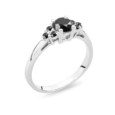 Prsteň z bieleho zlata 14k(585) so stredovým čiernym diamantom 0,50 ct a postrannými čiernymi diamantmi 6x0,03 ct. Perfektný ako darček.