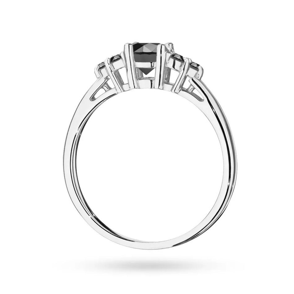 Prsteň z bieleho zlata 14k(585) so stredovým čiernym diamantom 0,50 ct a postrannými čiernymi diamantmi 6x0,03 ct. Perfektný ako darček.