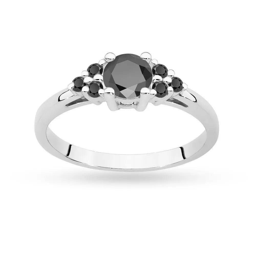 Prsteň z bieleho zlata 14k(585) so stredovým čiernym diamantom 0,50 ct a postrannými čiernymi diamantmi 6x0,03 ct. Perfektný ako darček.