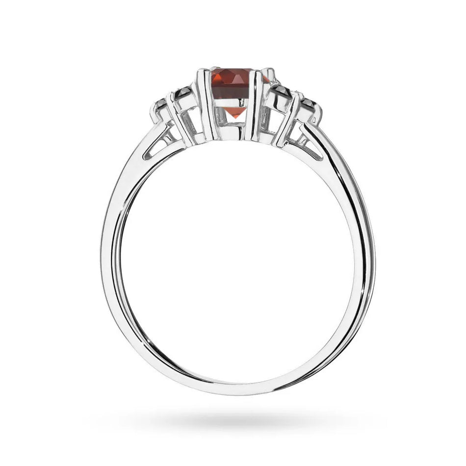 Prsteň z bieleho zlata 14k(585) so 0,60 ct granátom a 6 čiernymi diamantmi. Perfektný ako darček.