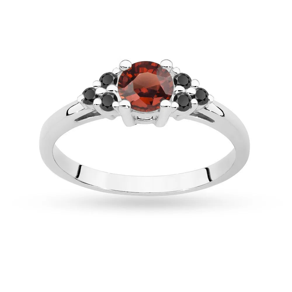 Prsteň z bieleho zlata 14k(585) so 0,60 ct granátom a 6 čiernymi diamantmi. Perfektný ako darček.