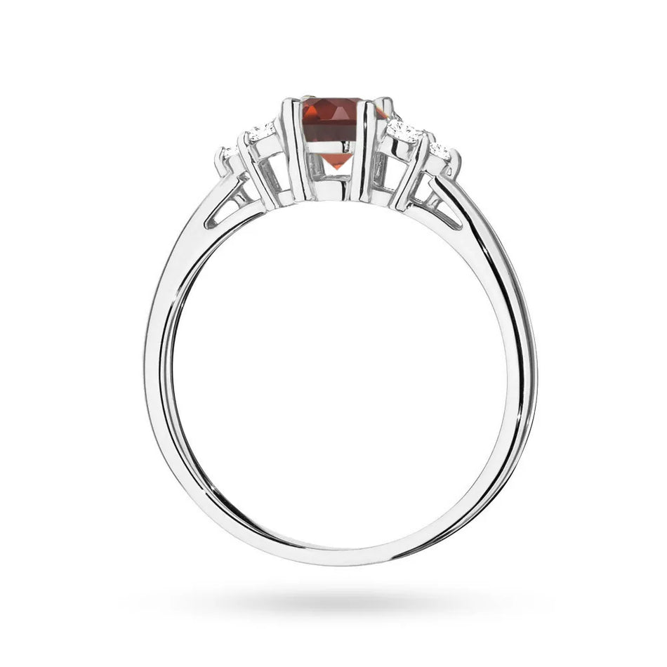 Prsteň z bieleho zlata 14k(585) so 0,60 ct granátom a 6 diamantmi. Perfektný ako darček.