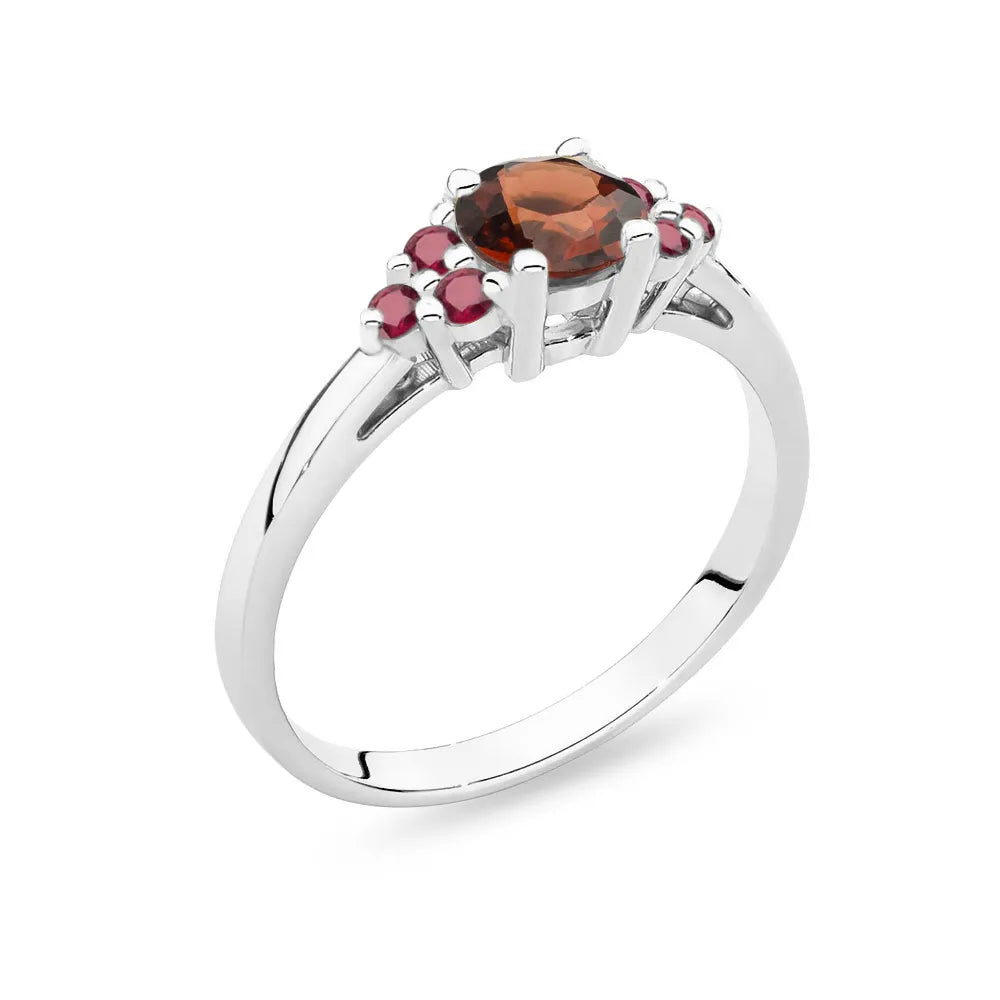Prsteň z bieleho zlata 14k(585) so 0,60 ct granátom a 6 rubínmi. Perfektný ako darček.