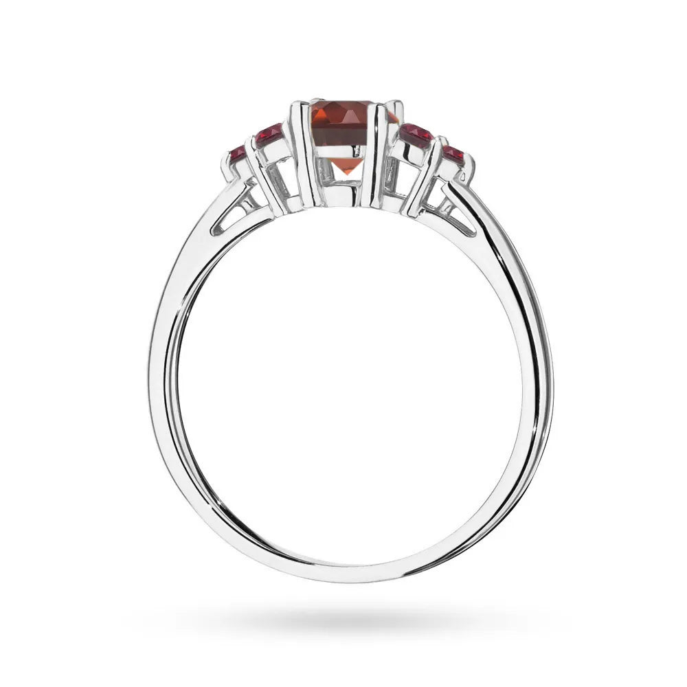 Prsteň z bieleho zlata 14k(585) so 0,60 ct granátom a 6 rubínmi. Perfektný ako darček.