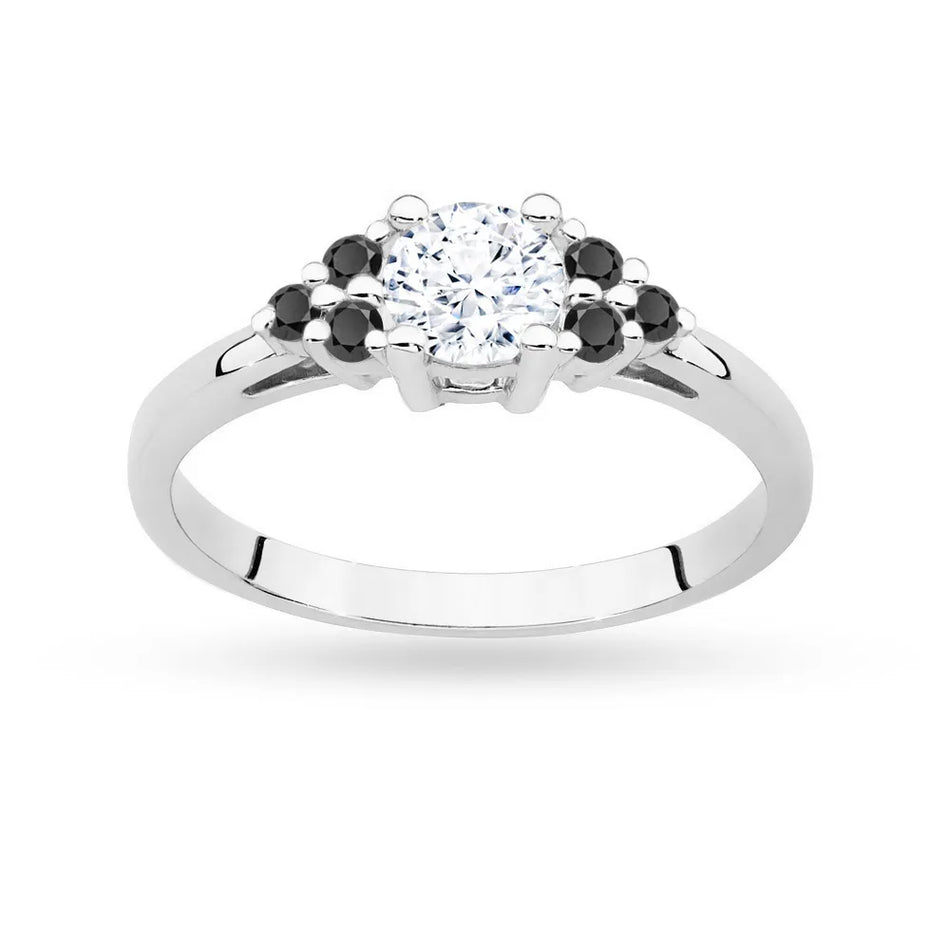 Prsteň z bieleho zlata 14k(585) so 0,60 ct bielym zafírom a 6 čiernymi diamantmi. Perfektný ako darček.