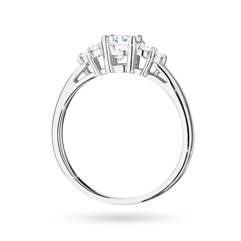 Prsteň z bieleho zlata 14k(585) so 0,60 ct bielym zafírom a 6 diamantmi. Perfektný ako darček.