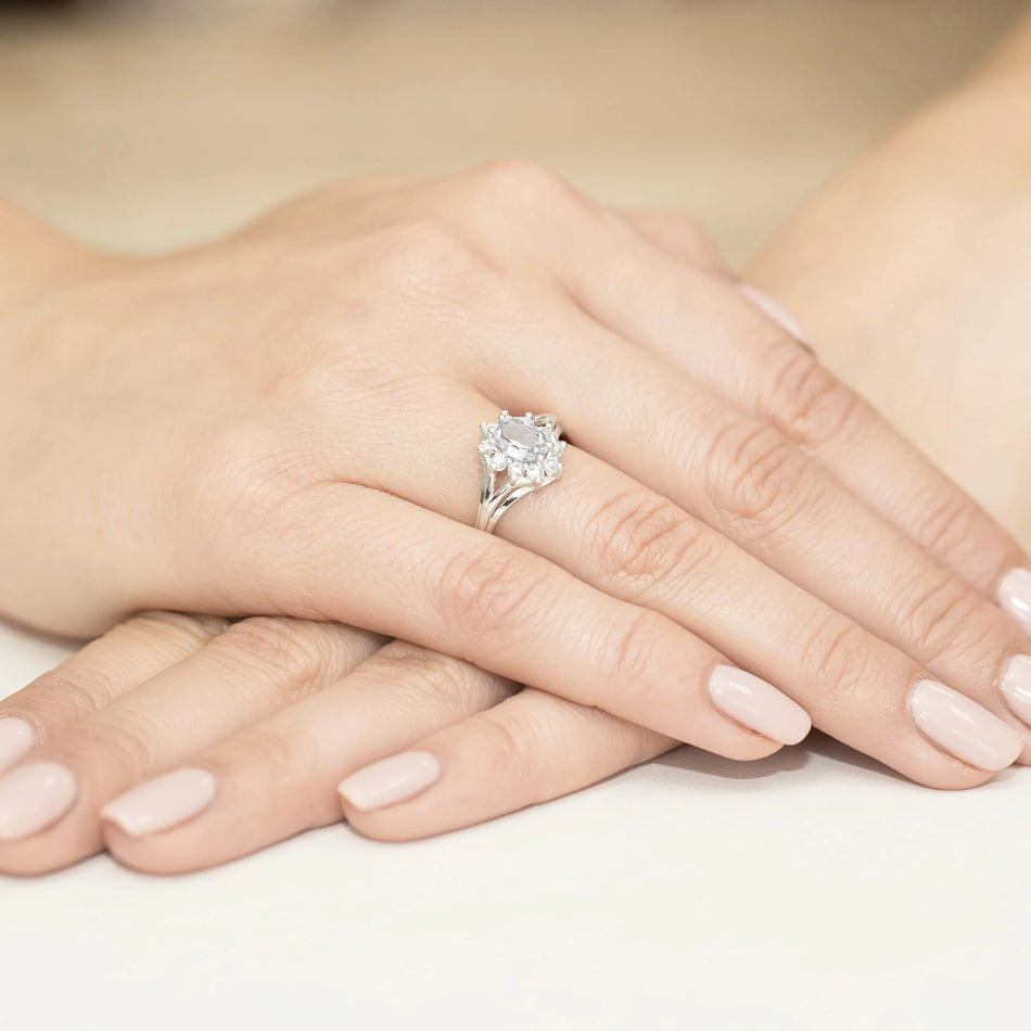 Prsteň z bieleho zlata 14k(585) s laboratórne pestovanými diamantmi o hmotnosti 0,70 ct a 0,30 ct. Perfektný ako darček.