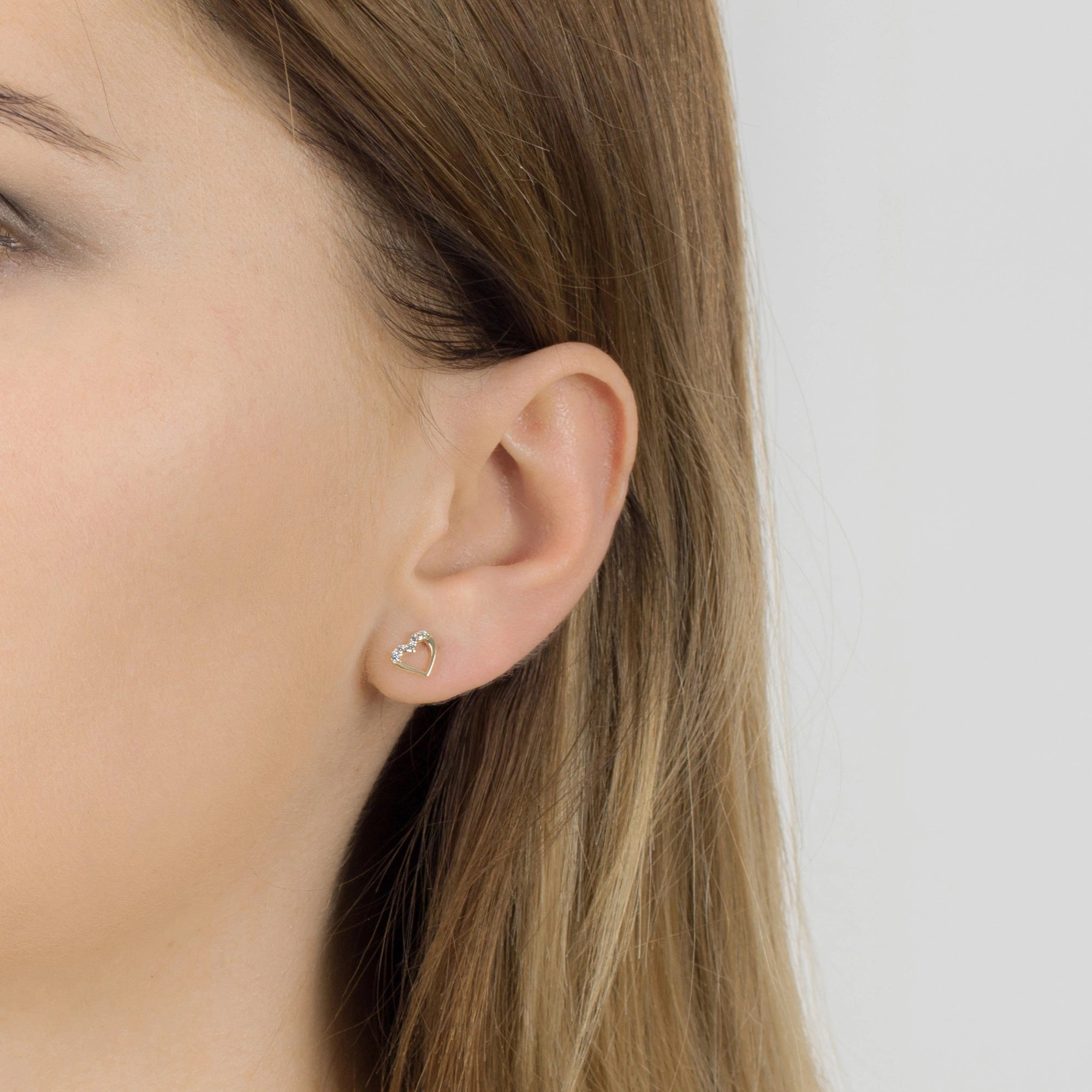 Náušnice zo 14-karátového zlata so zirkónmi sú vynikajúcou voľbou ako darček. Zlaté náušnice sú dodávané s visačkou šperku, ktorá uvádza ryzosť.