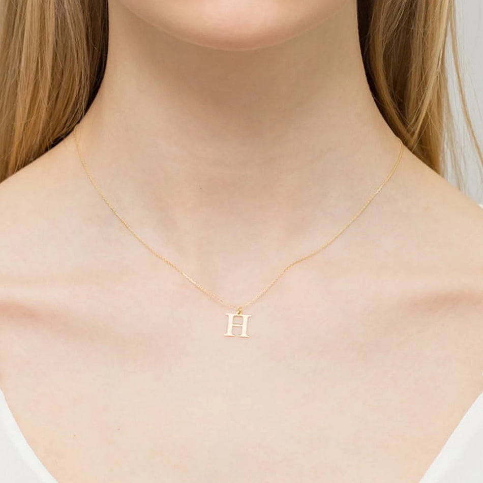 Jemný náhrdelník zo žltého zlata s príveskom písmena H a diamantom