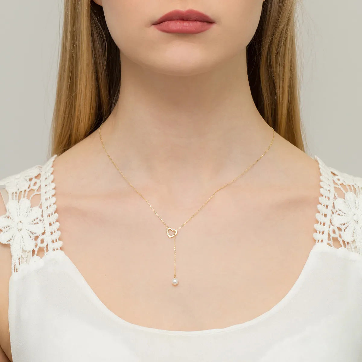 Náhrdelník zo žltého zlata 14k(585) s perlou a diamantom 0,01 ct. Objednajte darček pre mamu, priateľku alebo snúbenicu.