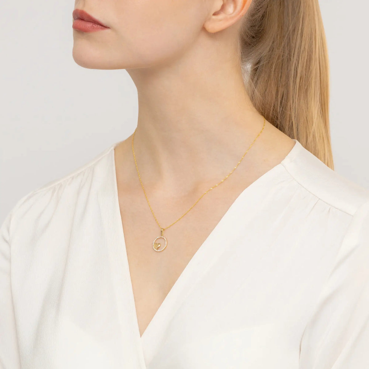 Nádherný zlatý prívesok vyrobený z žiarivého 585 zlata. Jeho teplý zlatý odtieň dopĺňa čistotu zirkónu.