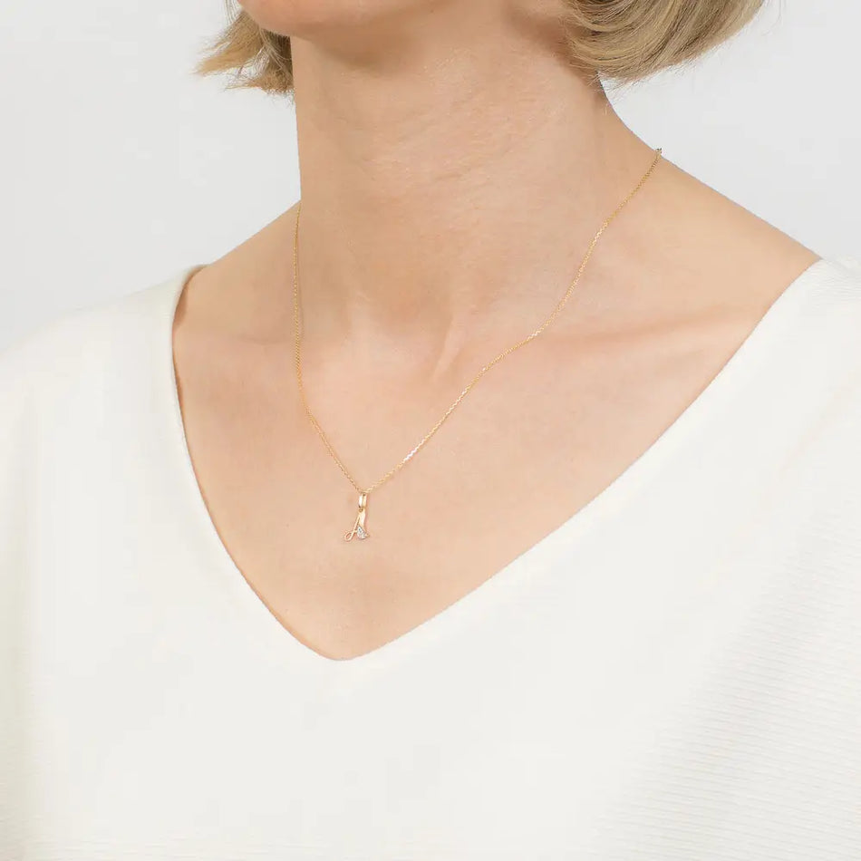 Zlatý prívesok s trblietavým zirkónovým písmenom „A“. Vyrobený z kvalitného 585 žltého zlata (14 karátov)