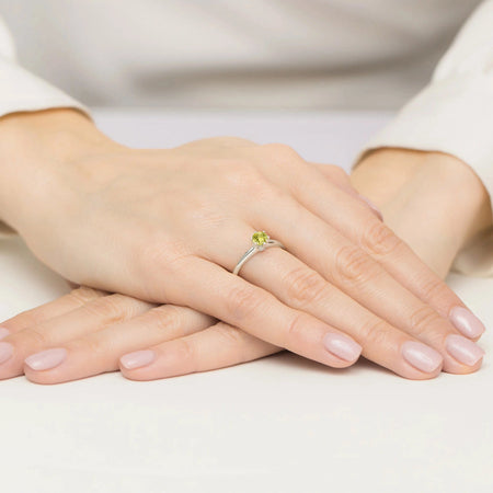 14k Gold (585) Ring | 0.60ct Olivine & 0.04ct Diamonds | GREMARI Jewelry