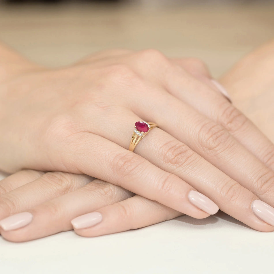 14k (585) Gold Ring | 0.60ct Ruby and 0.052ct Diamonds | GREMARI Jewelry
