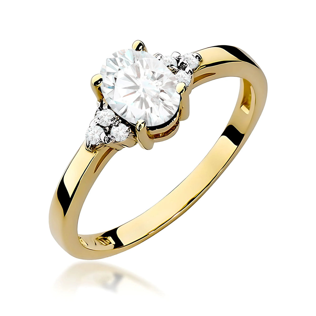 Prsteň zo žltého zlata 14k(585) s laboratórnymi diamantmi o hmotnosti 0,70 ct a 0,052 ct. Je zabalený v elegantnej krabičke, ktorá je ideálna ako darček.
