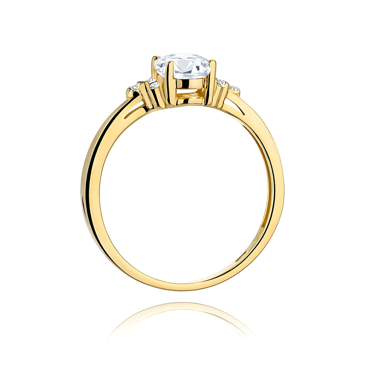 Prsteň zo žltého zlata 14k(585) s laboratórnymi diamantmi o hmotnosti 0,70 ct a 0,052 ct. Je zabalený v elegantnej krabičke, ktorá je ideálna ako darček.
