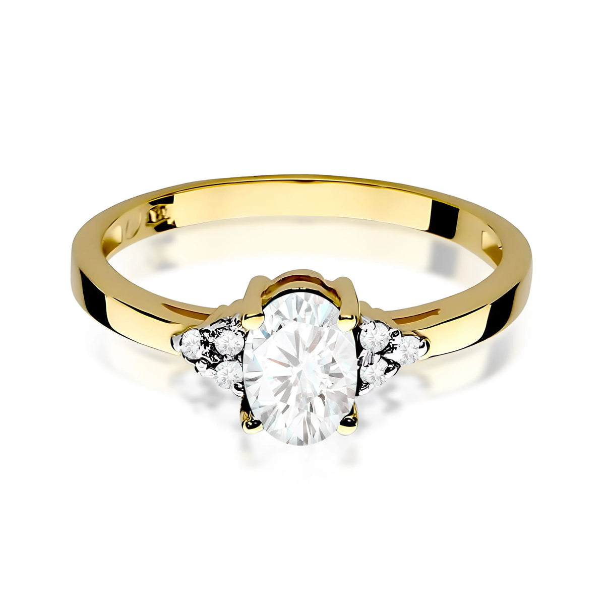 Prsteň zo žltého zlata 14k(585) s laboratórnymi diamantmi o hmotnosti 0,70 ct a 0,052 ct. Je zabalený v elegantnej krabičke, ktorá je ideálna ako darček.
