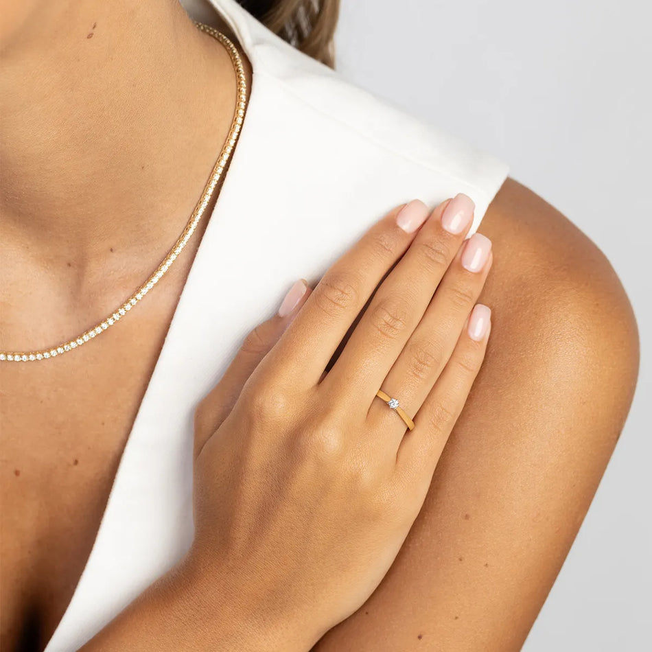 Prsteň zo žltého zlata 14k(585) s laboratórnym diamantom 0,10 ct. Je zabalený v elegantnej krabičke, ktorá je ideálna ako darček.