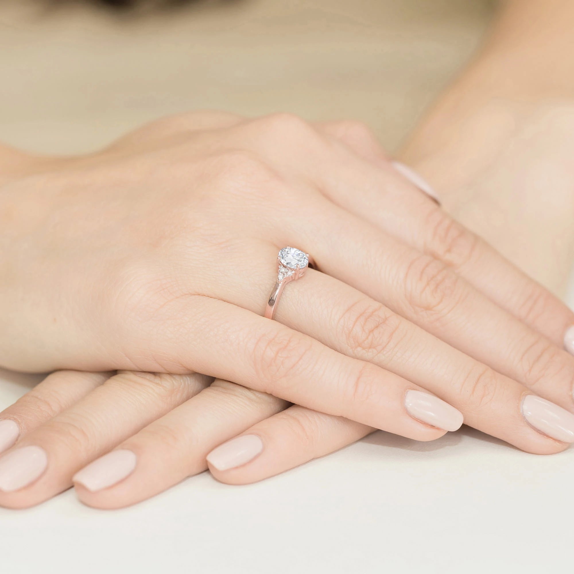 Prsteň z ružového zlata 14k(585) s laboratórnymi diamantmi o hmotnosti 0,70 ct a 0,052 ct. Je zabalený v elegantnej krabičke, ktorá je ideálna ako darček.