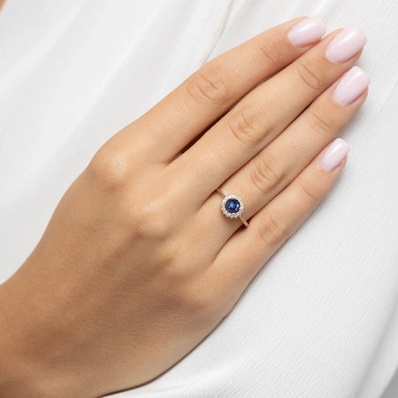 Prsteň z ružového zlata 14k(585) so zafírom 0,50 ct. Balený v elegantnej krabičke, ktorá je ideálna ako darček.