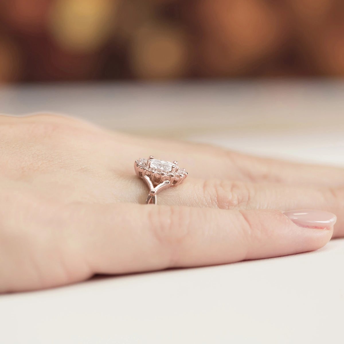 Prsteň z ružového zlata 14k(585) s laboratórnym diamantom 0,70 ct a 0,28 ct. Balený je v elegantnej krabičke, ktorá je ideálna ako darček.