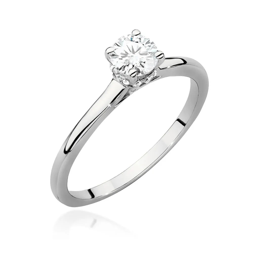 Prsteň z bieleho zlata 14k(585) s diamantmi o hmotnosti 0,40 ct a 0,06 ct. Balený je v elegantnej krabičke, ktorá je ideálna ako darček.