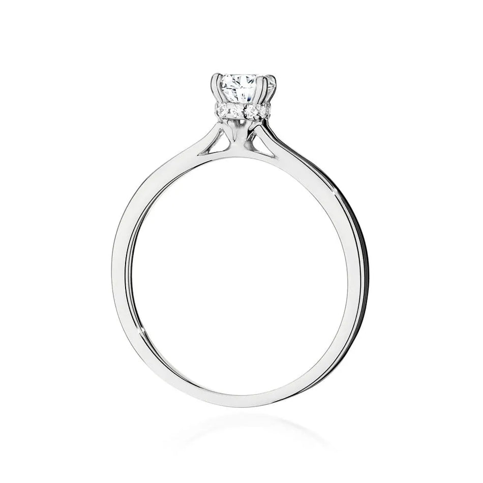Prsteň z bieleho zlata 14k(585) s diamantmi o hmotnosti 0,40 ct a 0,06 ct. Balený je v elegantnej krabičke, ktorá je ideálna ako darček.