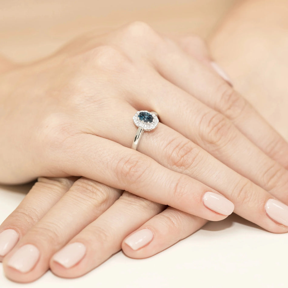 14k (585) White Gold Ring | 0.50ct Topaz London Blue and 0.069ct Diamonds | GREMARI Jewelry
