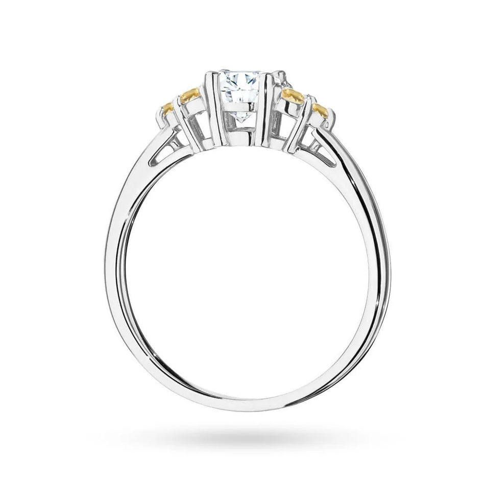 Prsteň z bieleho zlata 14k(585) so 0,60 ct bielym zafírom a 6 bronzovými diamantmi. Perfektný ako darček.