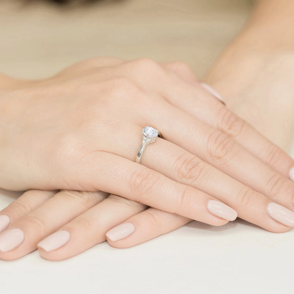 Prsteň z bieleho zlata 14k(585) s laboratórnymi diamantmi o hmotnosti 0,70 ct a 0,052 ct. Balený v elegantnej krabičke, ktorá je ideálna ako darček.