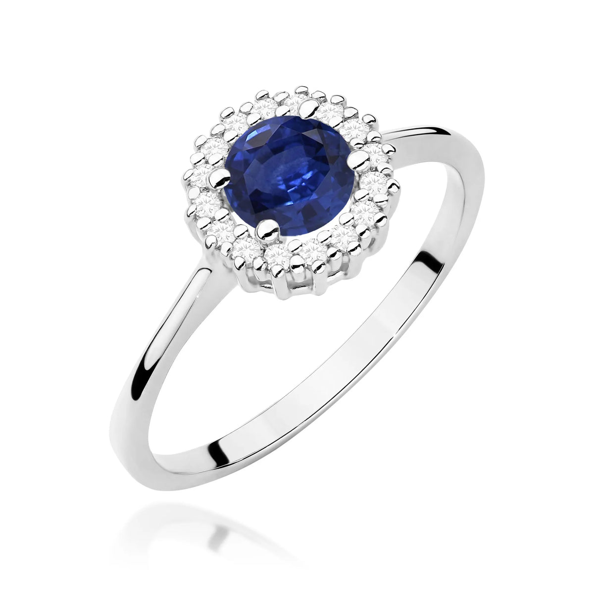 Prsteň z bieleho zlata 14k(585) so zafírom 0,50 ct. Je zabalený v elegantnej krabičke, ktorá je ideálna ako darček.