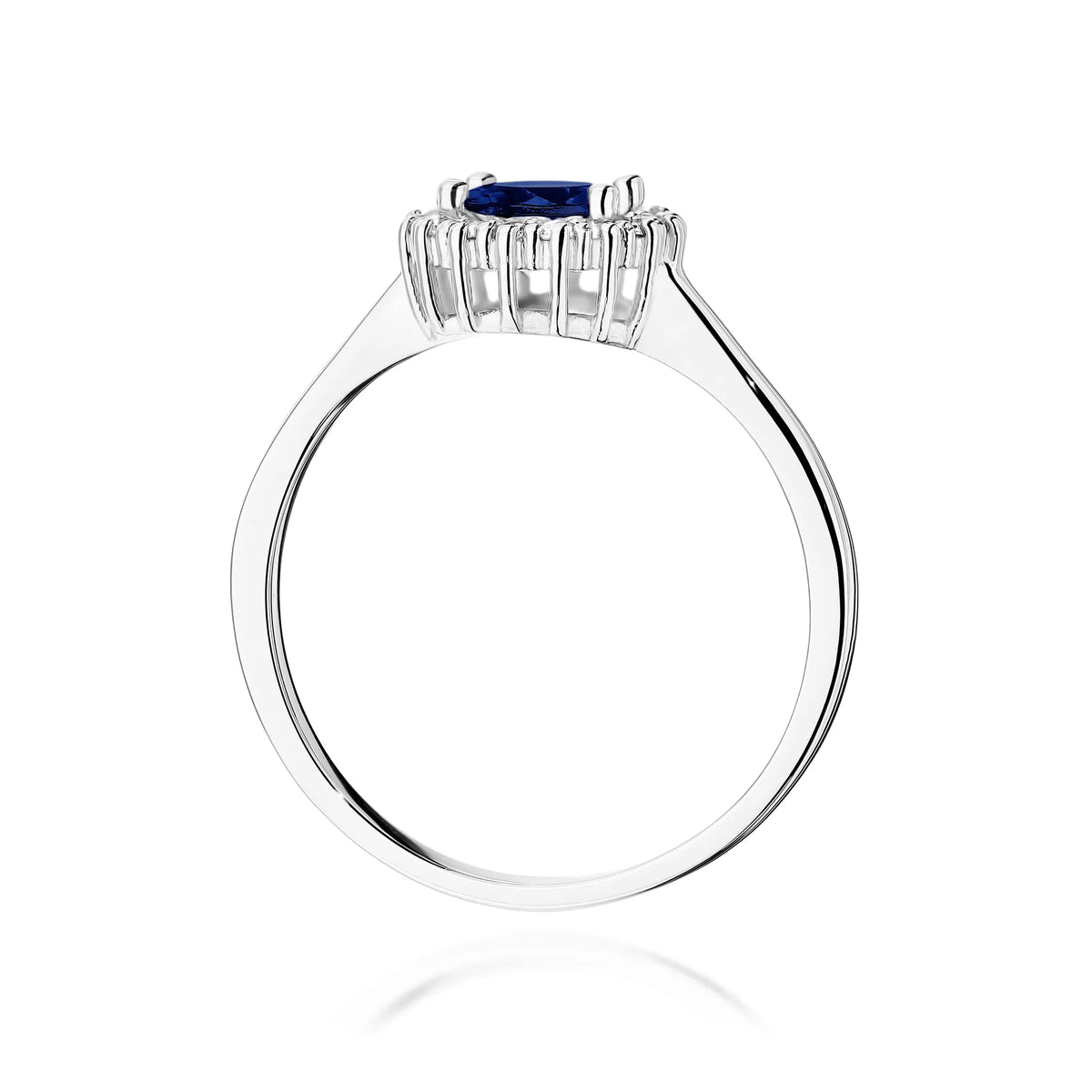 Prsteň z bieleho zlata 14k(585) so zafírom 0,50 ct. Je zabalený v elegantnej krabičke, ktorá je ideálna ako darček.