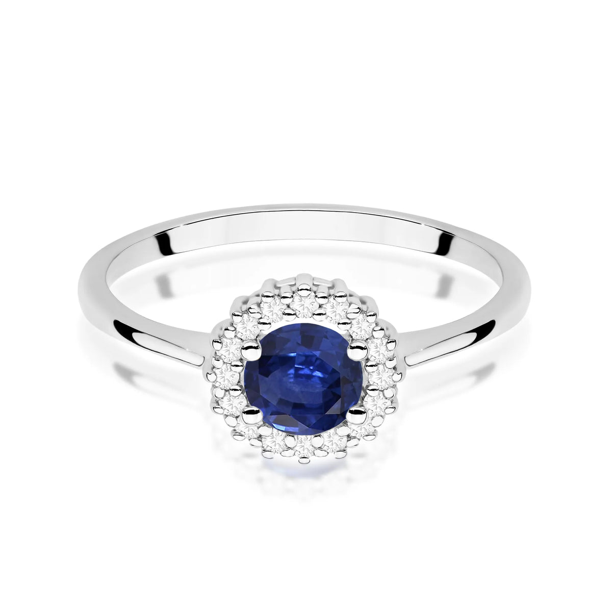 Prsteň z bieleho zlata 14k(585) so zafírom 0,50 ct. Je zabalený v elegantnej krabičke, ktorá je ideálna ako darček.