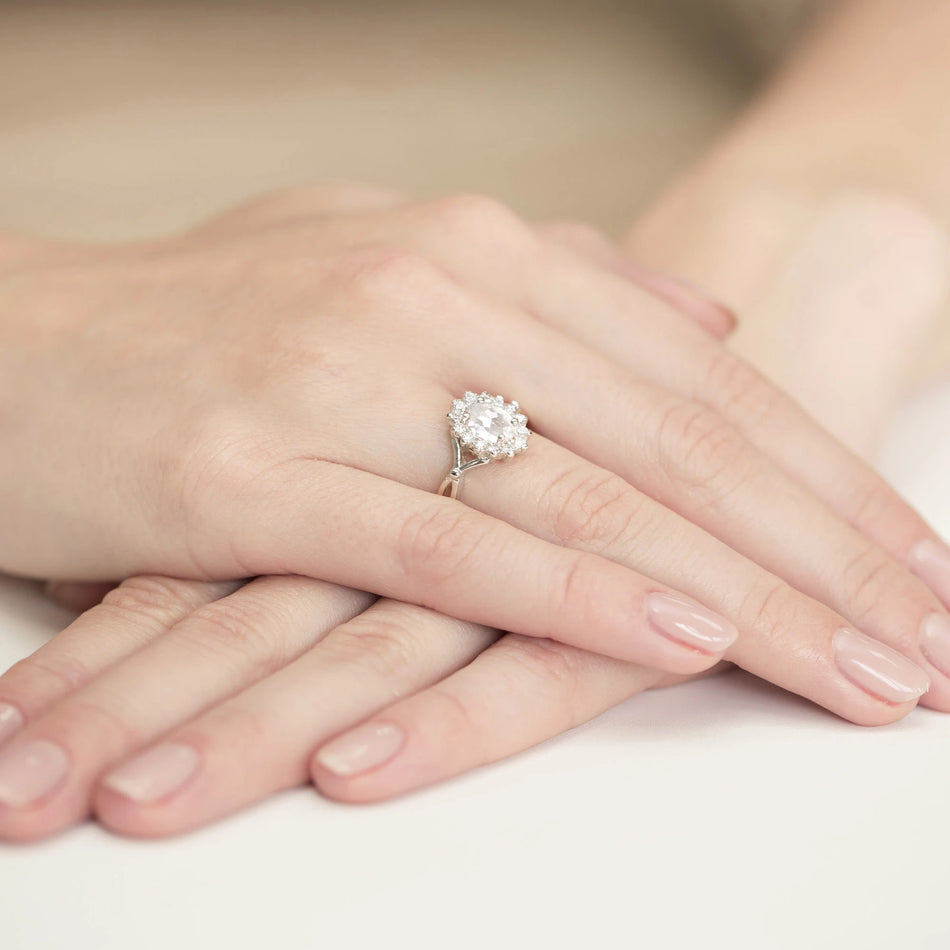 Prsteň z bieleho zlata 14k(585) s laboratórnym diamantom 0,70 ct a 0,28 ct. Balený v elegantnej krabičke, ktorá je ideálna ako darček.