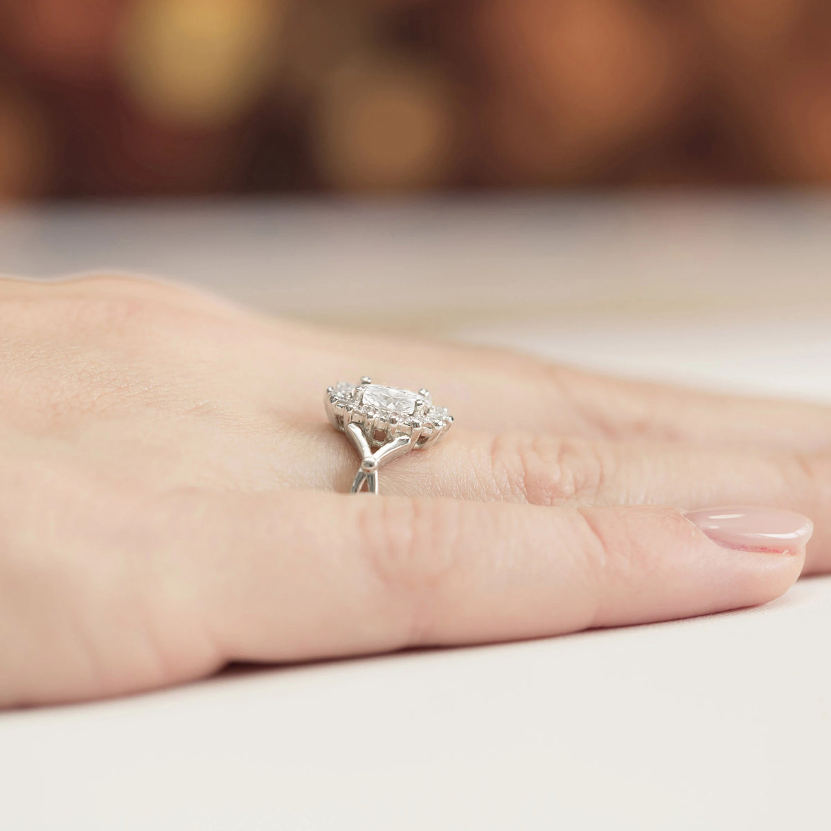 Prsteň z bieleho zlata 14k(585) s laboratórnym diamantom 0,70 ct a 0,28 ct. Balený v elegantnej krabičke, ktorá je ideálna ako darček.