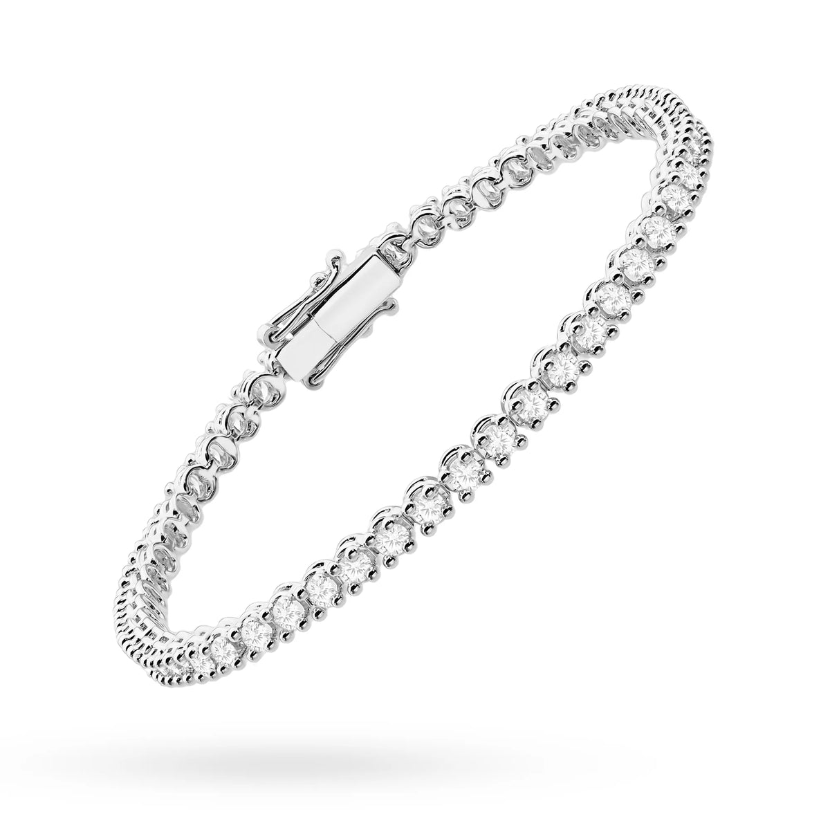Tento tenisový náramok z bieleho zlata 14k (585) osadený 54 laboratórne pestovanými diamantmi s celkovou hmotnosťou 2,16 ct predstavuje nadčasovú krásu. Je to dokonalá voľba na významný darček.