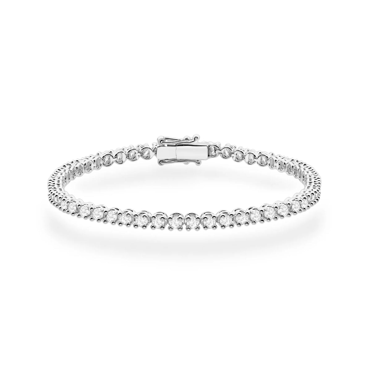 Tento tenisový náramok z bieleho zlata 14k (585) osadený 54 laboratórne pestovanými diamantmi s celkovou hmotnosťou 2,16 ct predstavuje nadčasovú krásu. Je to dokonalá voľba na významný darček.
