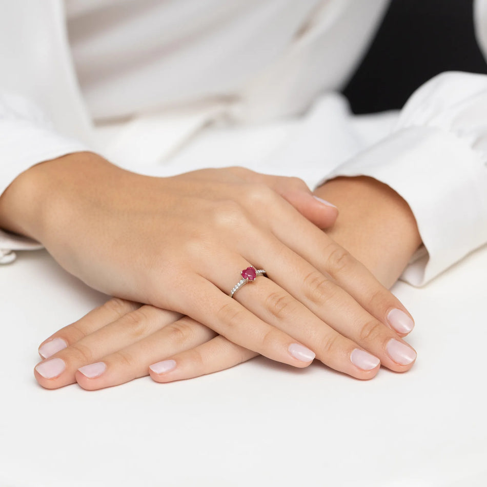 Prsteň zo 14-karátového bieleho zlata s rubínovým srdcom a diamantmi o hmotnosti 0,10 ct. Zabalený v čiernej krabičke, papieri a darčekovej taške.