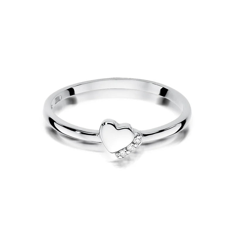 Prsteň z 14-karátového bieleho zlata s diamantmi o hmotnosti 0,015 ct. Zabalený v čiernej krabičke, papieri a darčekovej taške.