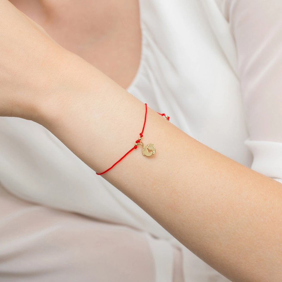 Zlatý náramok s diamantmi a červeným šnúrkovým zapínaním