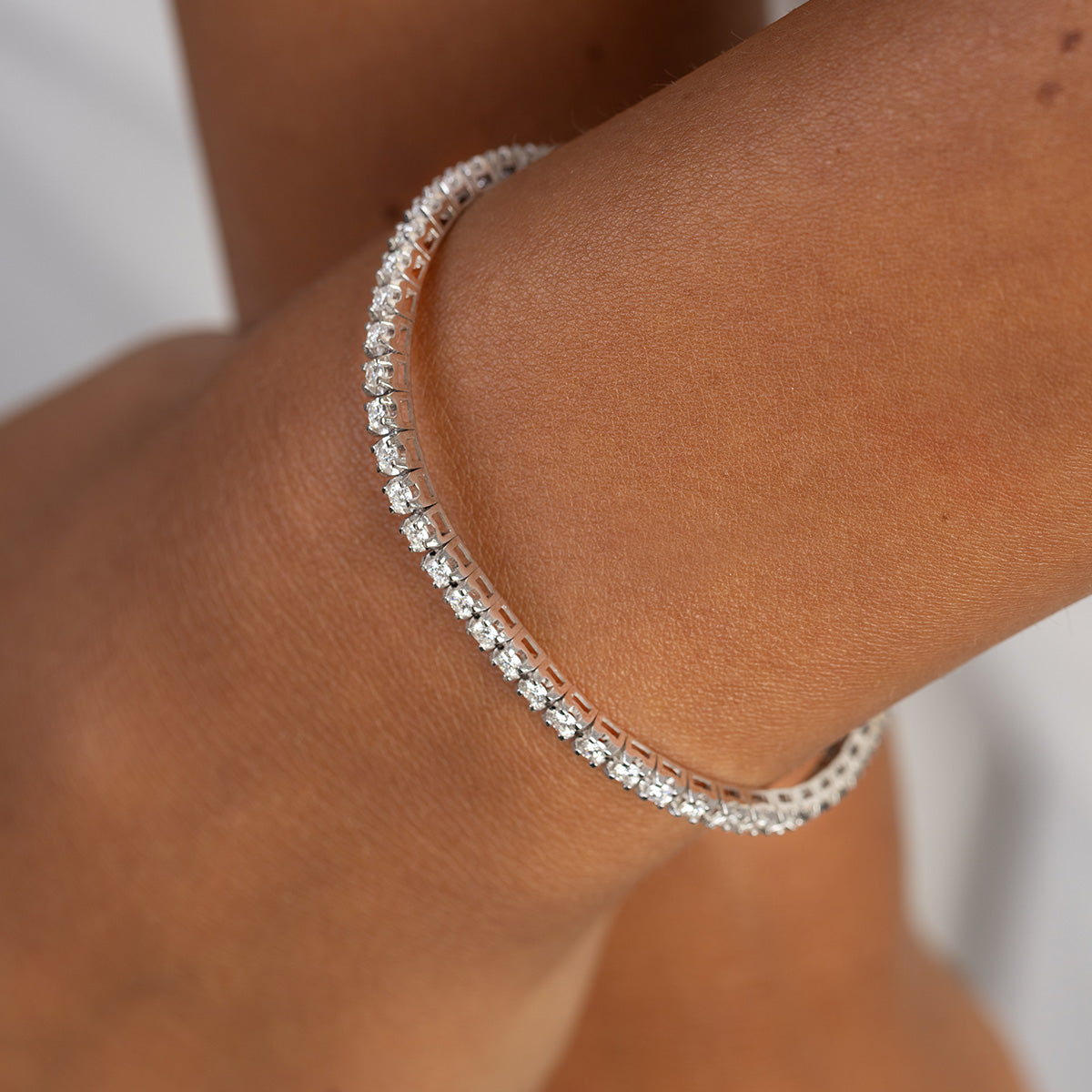 Tenisový náramok zo bieleho zlata s 59 round lab-grown diamantmi – 1.77ct