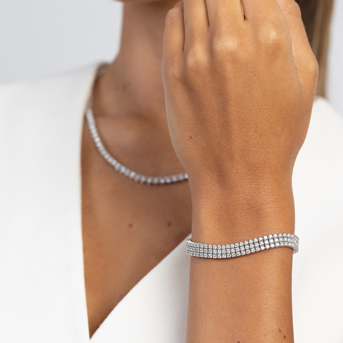 Trojradový tenisový náramok zo bieleho zlata s 222 round lab-grown diamantmi – 4.44ct
