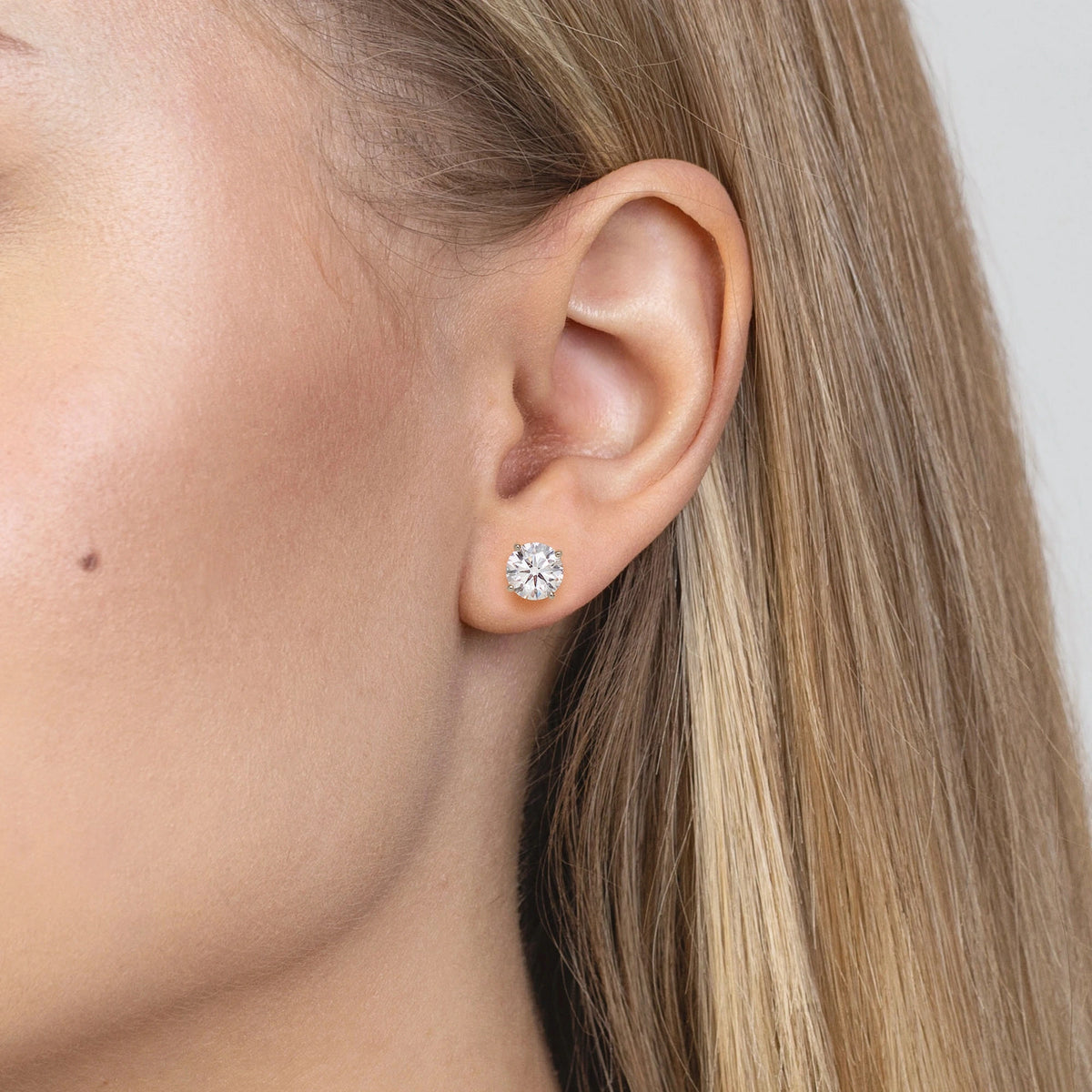 White Gold Stud Earrings with 2 × 1,00ct Round Lab-Grown Diamonds | 585 (14k) White Gold Stud Earrings