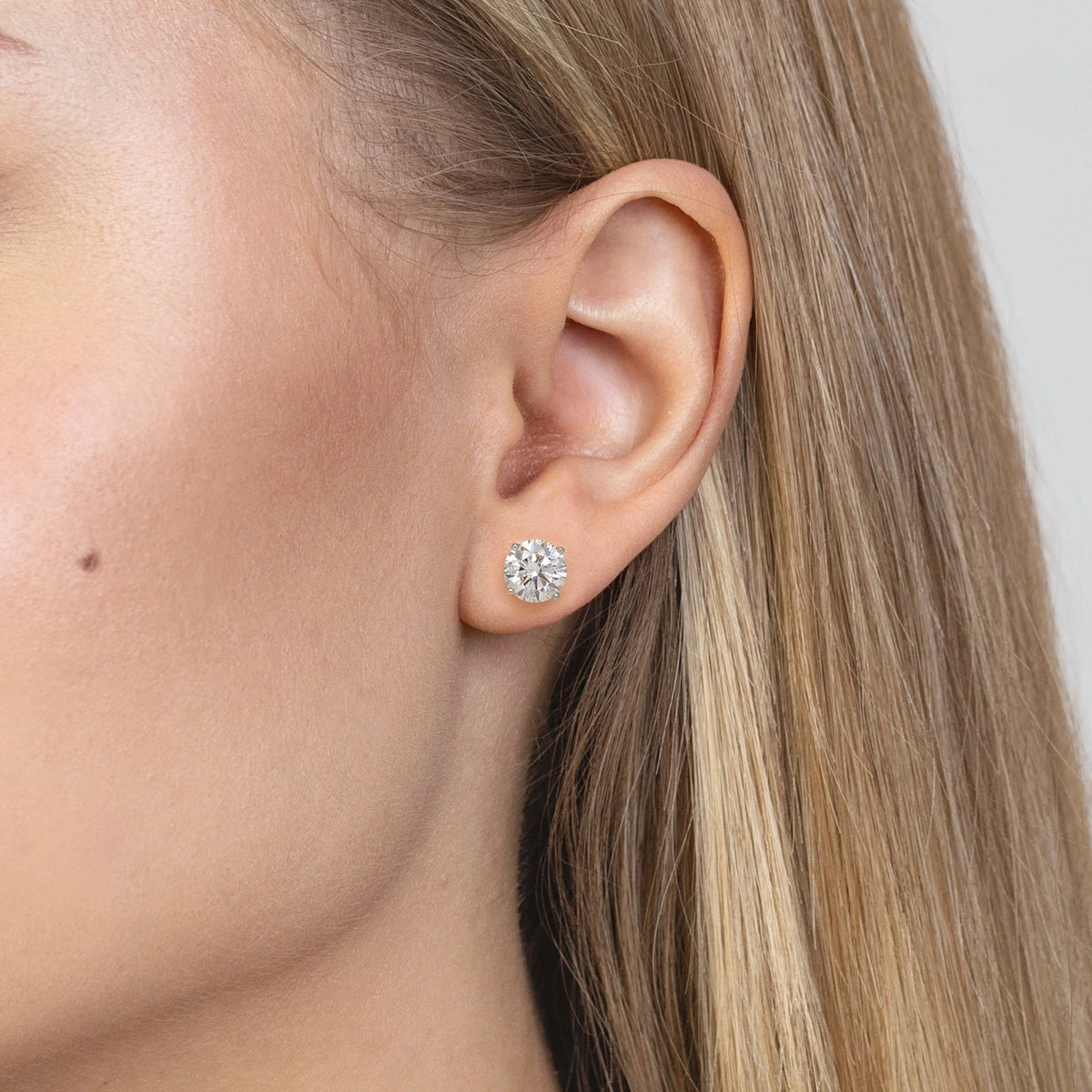 White Gold Stud Earrings with 2 × 1,50ct Round Lab-Grown Diamonds | 585 (14k) White Gold Stud Earrings