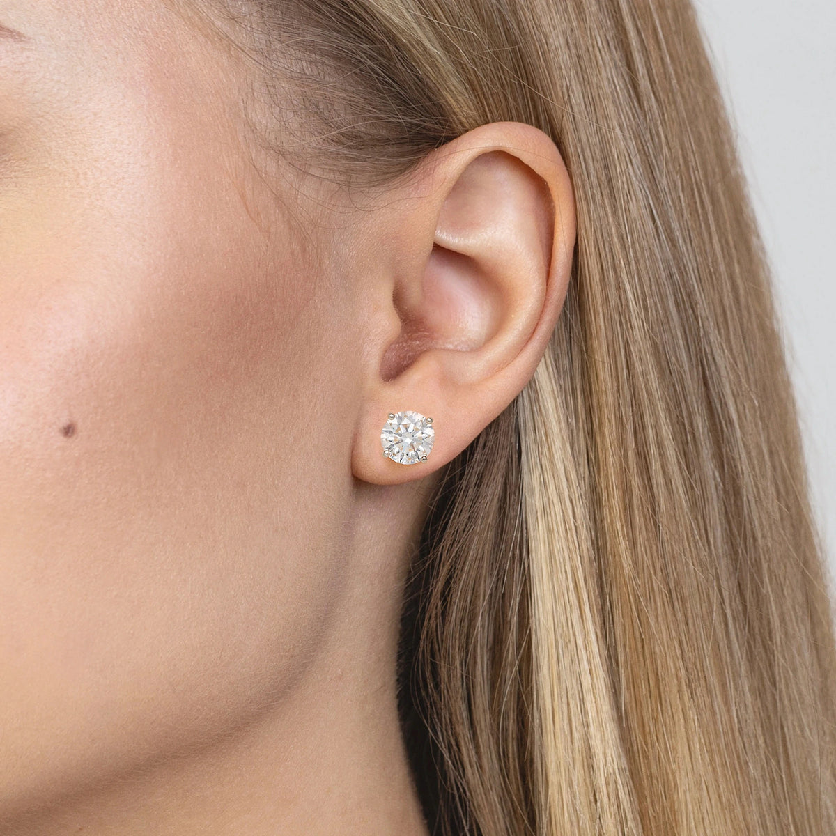 White Gold Stud Earrings with 2 × 2,00ct Round Lab-Grown Diamonds | 585 (14k) White Gold Stud Earrings