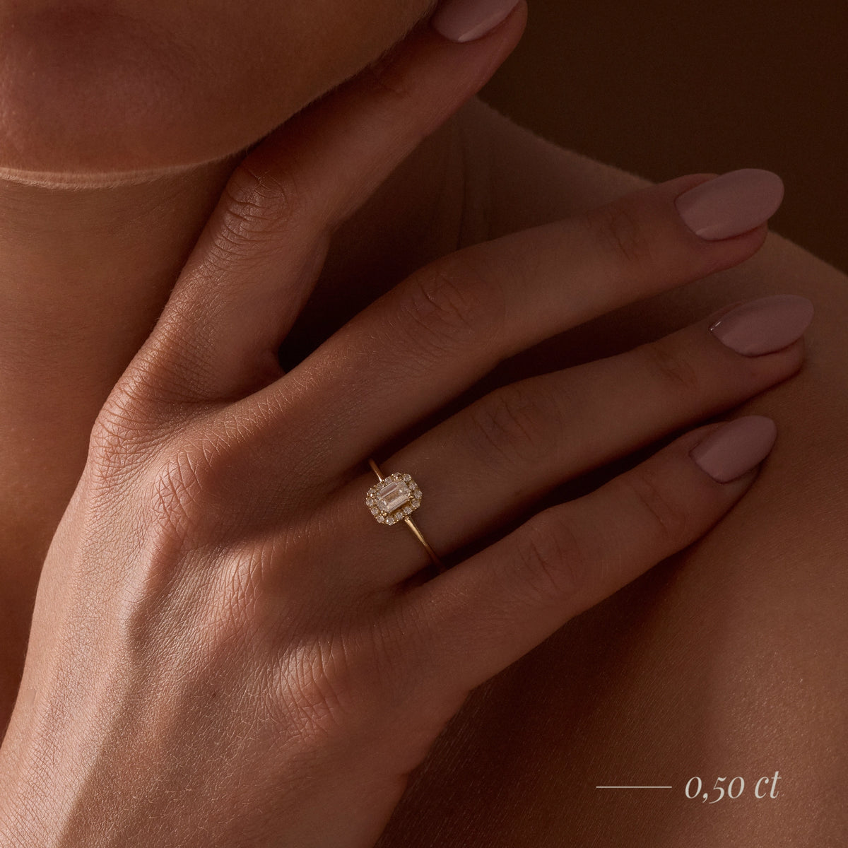 Gremari Seven Aura zásnubný prsteň zo žltého zlata s 0,15 ct lab-grown diamantom – Emerald