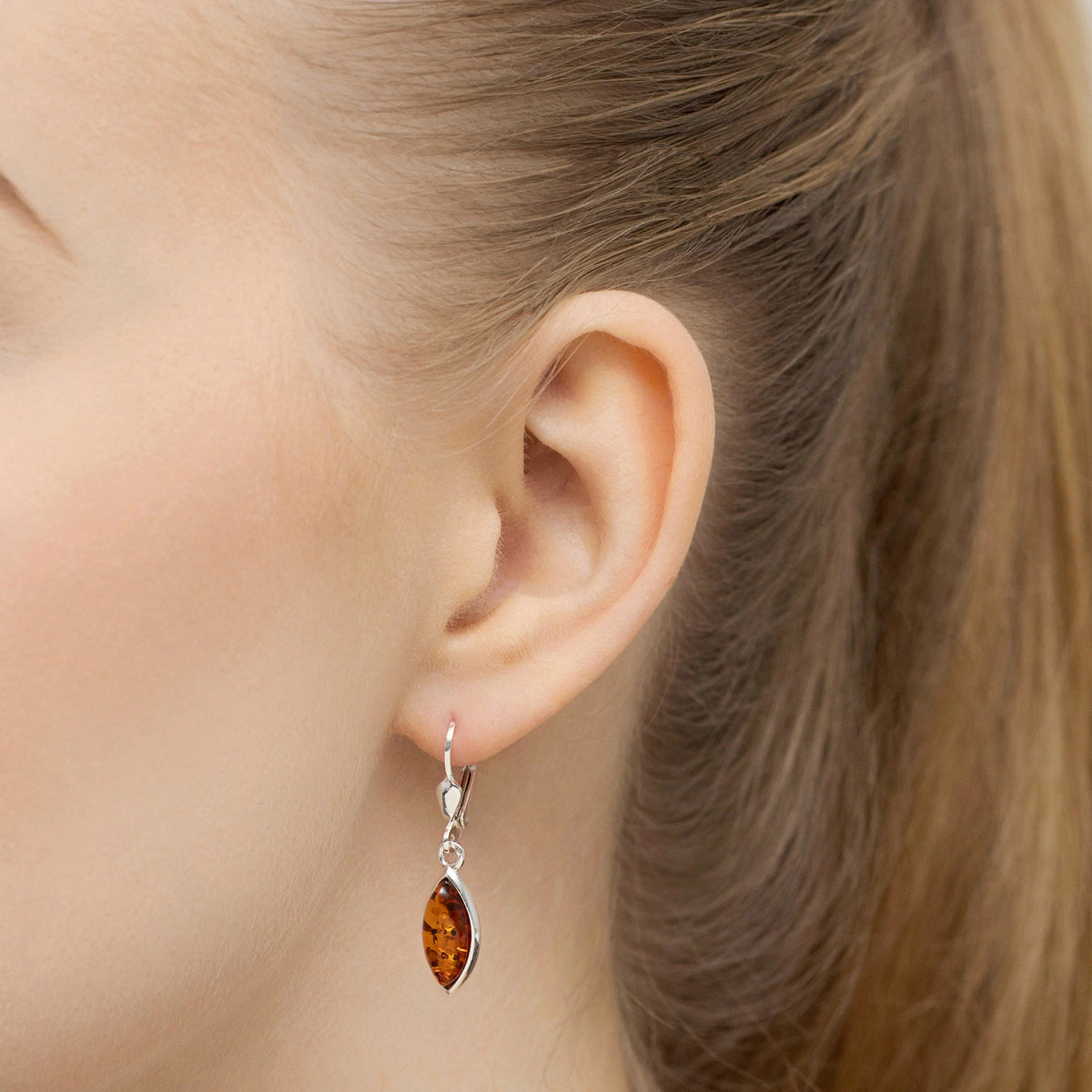 silver-english-clasp-earrings-with-natural-amber-drops-k1895-925-s