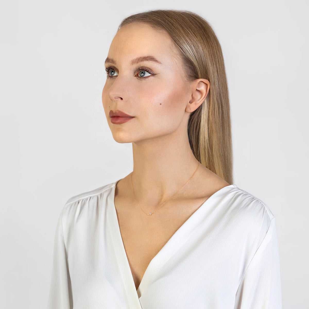 Jemný náhrdelník zo žltého zlata 14K s ležatým diamantovým krížikom